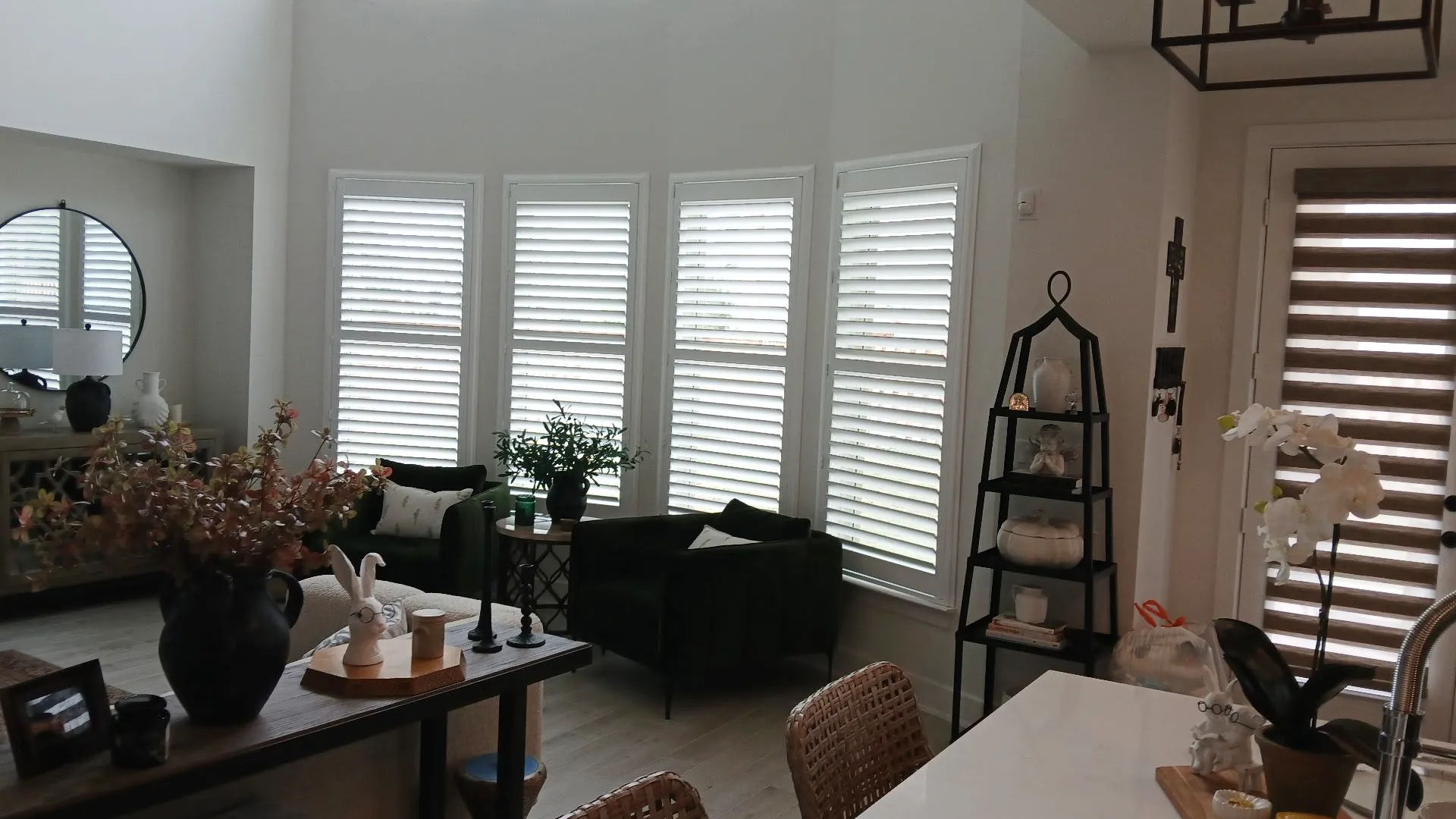 Custom horizontal blinds in a Georgetown living room